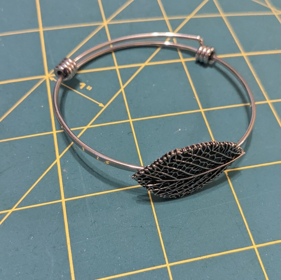 Leaf bangle bracelet in silver tone metal - adjustable wire - Picture 6 of 6